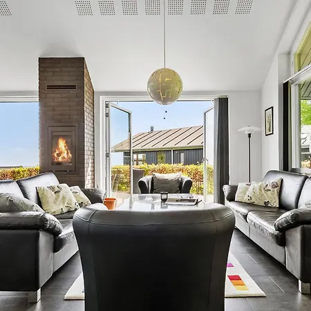 4 Bedroom Beautiful In 펜션