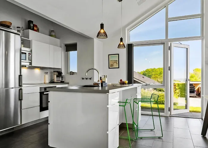 Dom wakacyjny 4 Bedroom Beautiful In *