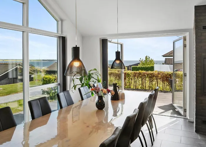 Dom wakacyjny 4 Bedroom Beautiful In *